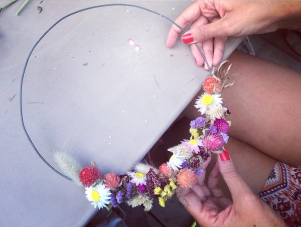 Fabrication d'une couronne de fleurs sechees bio locales