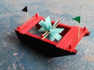 Bateau à hélice : atelier création d’un jouet en bois de récup’