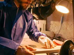 Menuiserie : atelier création d’une lampe en matériaux de récupération