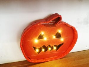 Workshop : Make a pumpkin light for Halloween