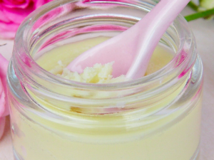 Crème visage à la rose : atelier création d’un soin pour peaux sèches