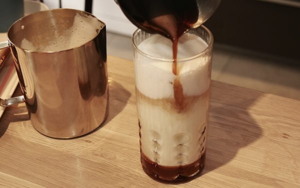 cappuccino latte cafe barista julie acti du champ a la table