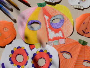 Guirlande et masque d’Halloween : atelier création en papier découpé