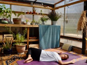 Yin yoga et huiles essentielles : atelier yoga et méditation olfactive au jardin suspendu